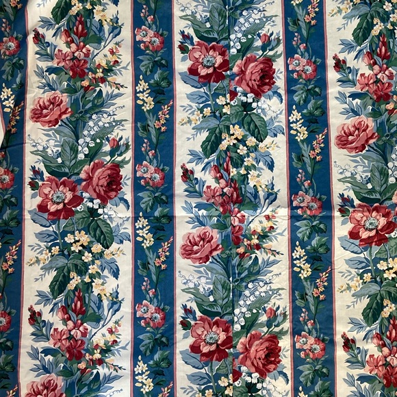 VINTAGE | Cottage Core Waverly “Carolina Rose” Cotton fabric Tablecloth - Picture 3 of 7